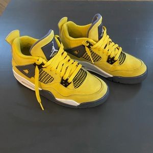 Kids air Jordan 4 retro lightning size 6Y